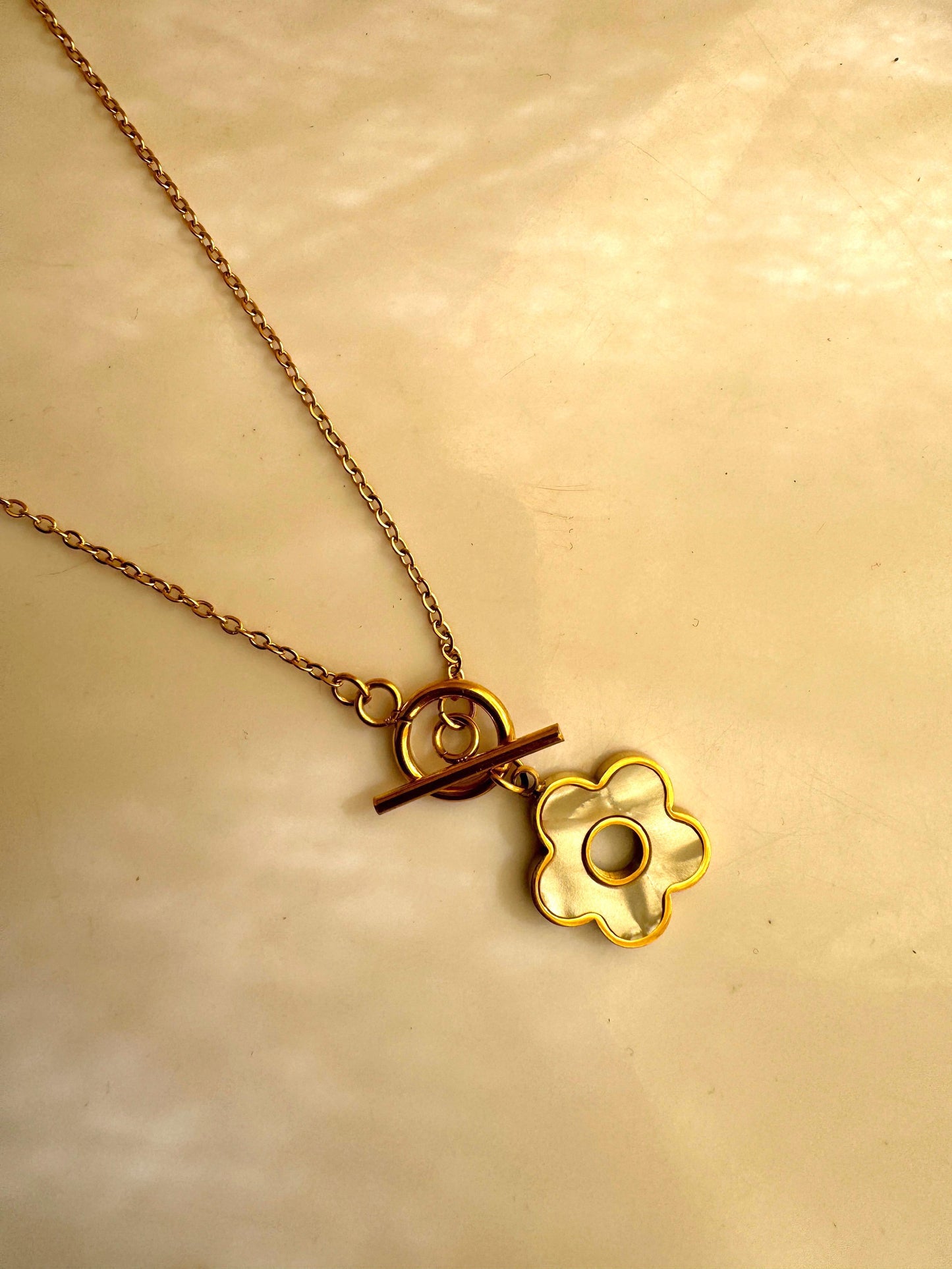 Gold Mother of Pearl Daisy Necklace - Stainless steel - 13mm Brand Mafia by Zonash