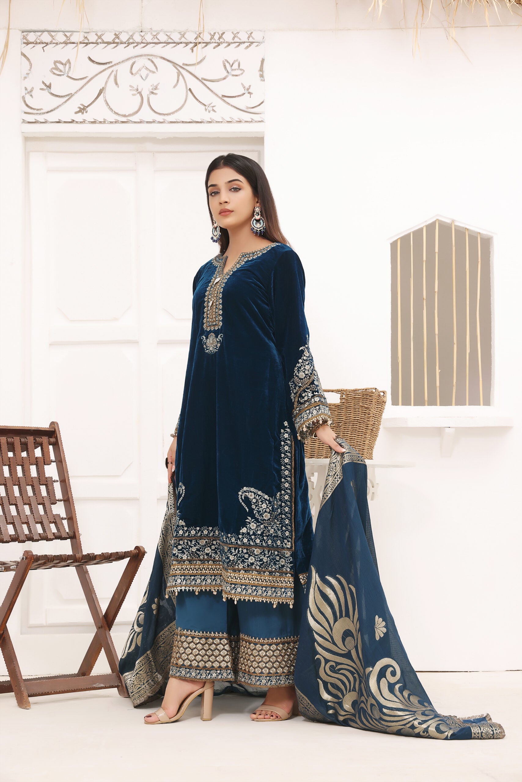 Hadia-Eman-Unstitched-3-Piece-Embroidered-Velvet-Suit-HE23EV-D-06-Festive-Collection